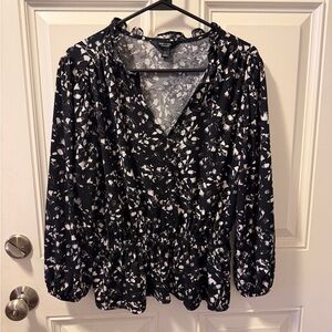 Vera Wang Elegant Black and Gray Patterned Top